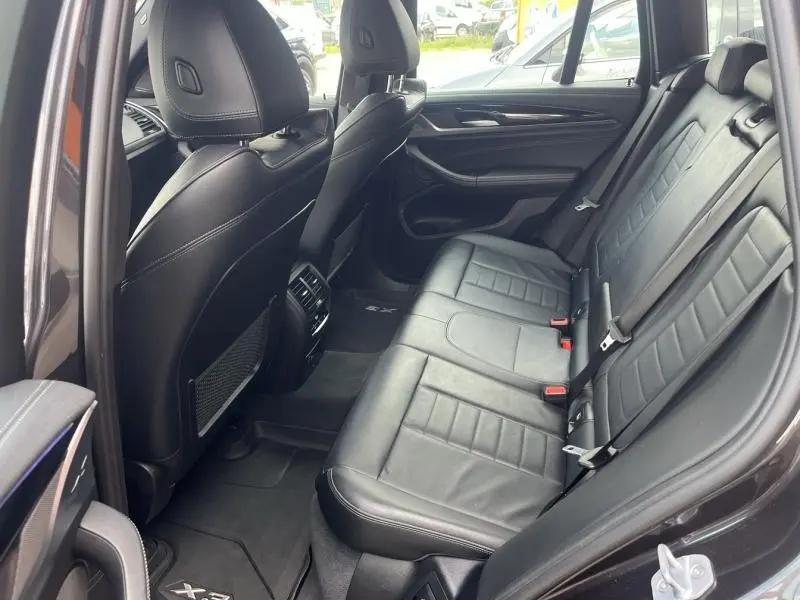 Vue intérieure arrière côté droit du BMW X3 M40iA 2019 avec sellerie cuir Vernasca noire et finitions soignées
