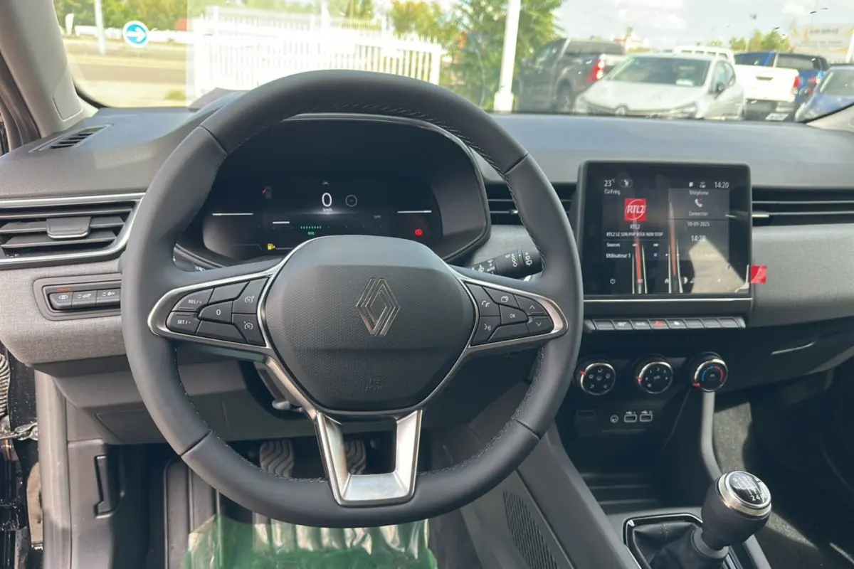 Vue intérieure centrée sur le volant et tableau de bord de la Renault Clio DCI 100 Evolution Camera noir étoilé 2025.