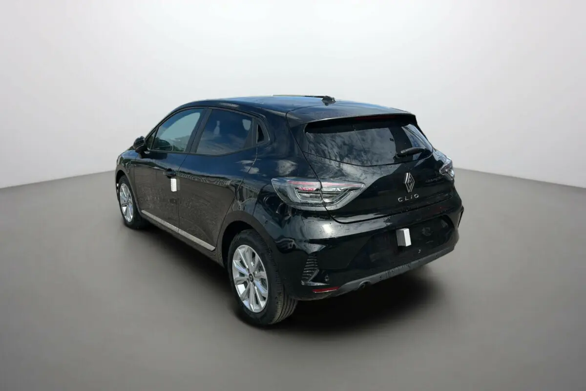 Renault Clio DCI 100 Evolution Camera noir étoilé vue 3/4 arrière droit sur fond neutre.