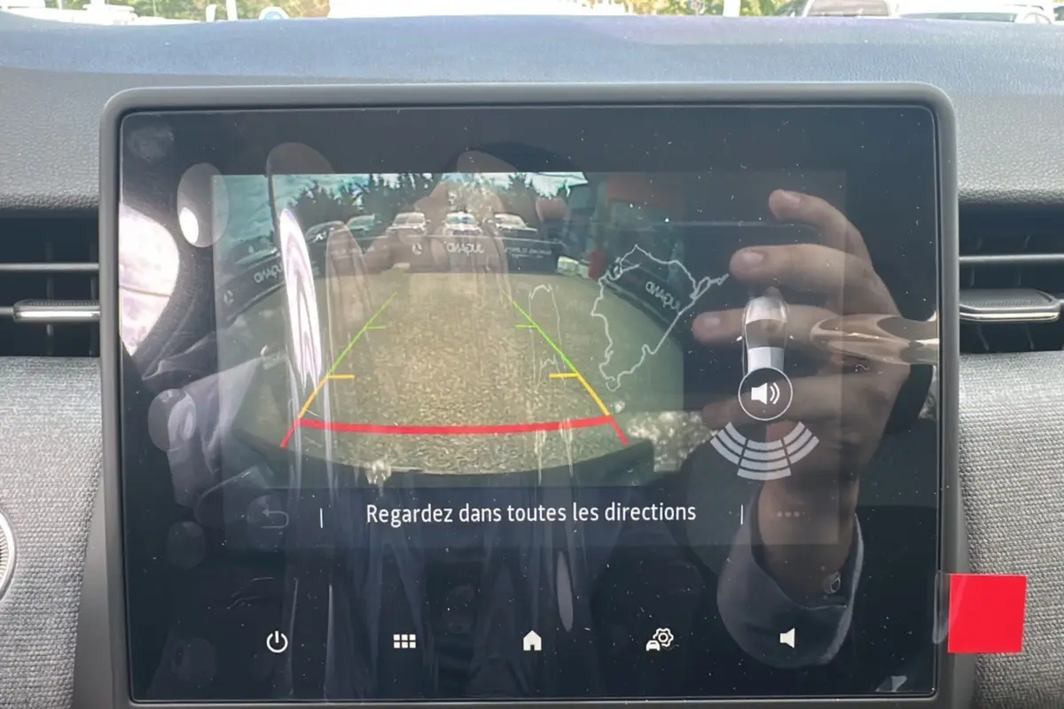 Écran de caméra de recul affichant les lignes de guidage dans une Renault Clio DCI 100 Evolution Camera 2025 noire.