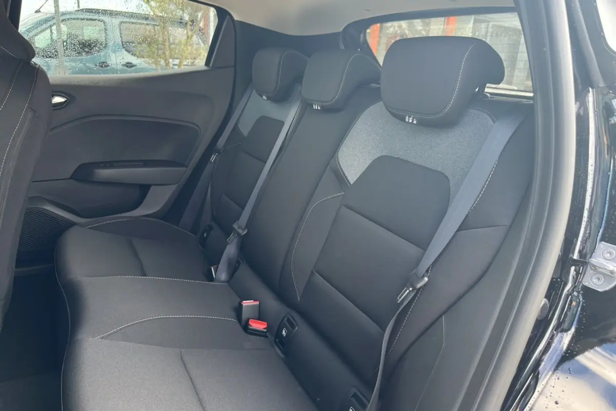 Vue intérieure arrière droite des sièges noirs avec surpiqûres claires de la Renault Clio DCI 100 Evolution Camera 2025.