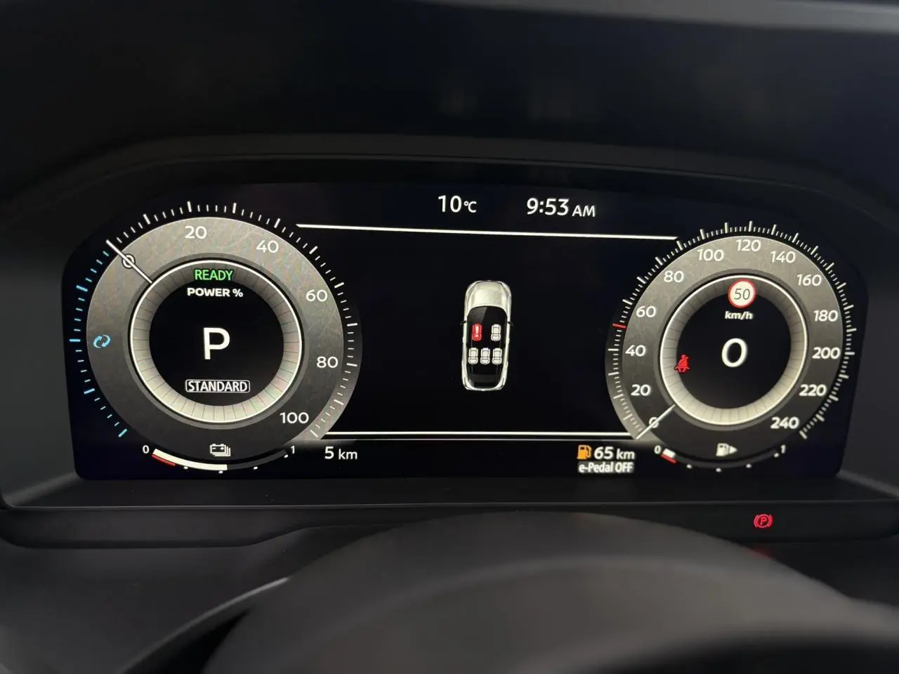 Combiné d'instrumentation numérique du Nissan Qashqai 2025 affichant la vitesse, la température et l'état des portes ouvertes.
