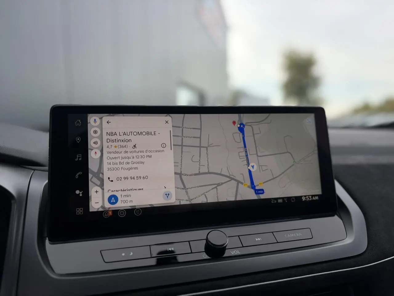 Écran tactile du GPS affichant un itinéraire dans l'habitacle du Nissan Qashqai gris Ceramic, vue rapprochée du tableau de bord.