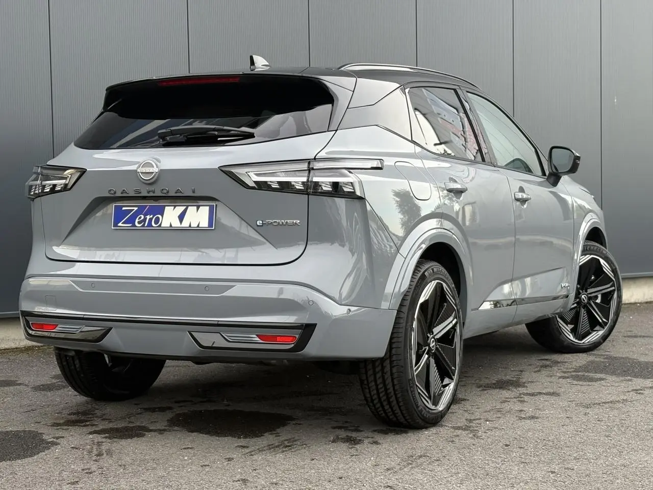 Vue 3/4 arrière droit du Nissan Qashqai gris Ceramic avec toit noir panoramique et jantes alliage 20 pouces.