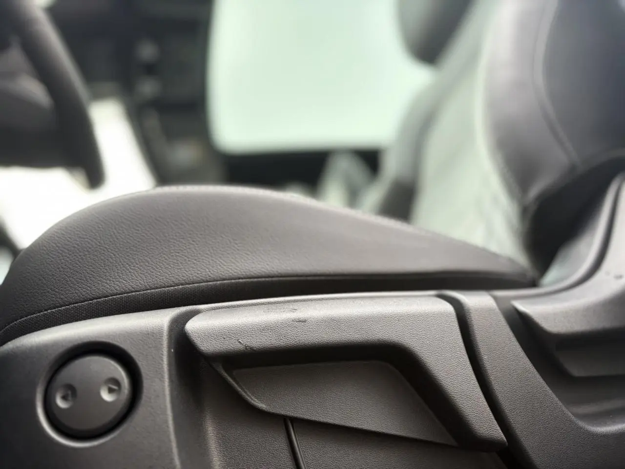 Gros plan sur la commande de réglage du siège en cuir noir dans l'habitacle du Nissan Qashqai 2025.