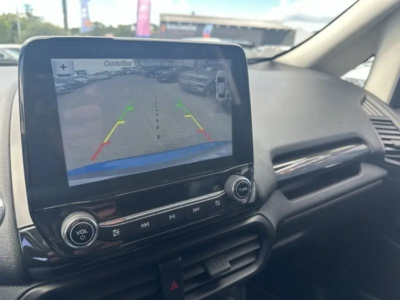 Vue intérieure du tableau de bord du Ford Ecosport bleu métal 2018, écran de caméra de recul affiché.