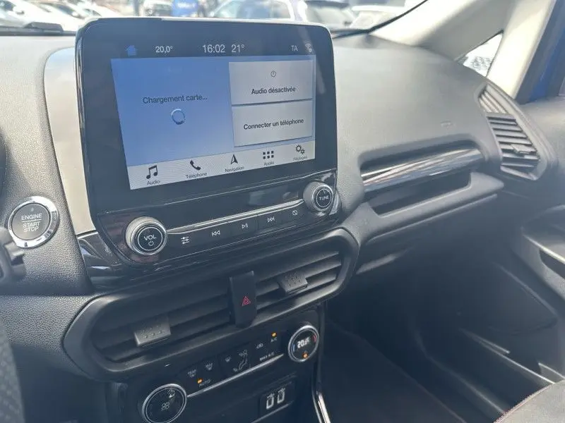 Vue intérieure côté passager du tableau de bord du Ford Ecosport bleu métal 2018 avec écran tactile et commandes climatisation.