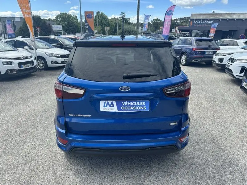 Vue arrière d'un Ford EcoSport bleu métal 2018, version 1.0 Ecoboost ST Line, avec vitres arrière teintées.