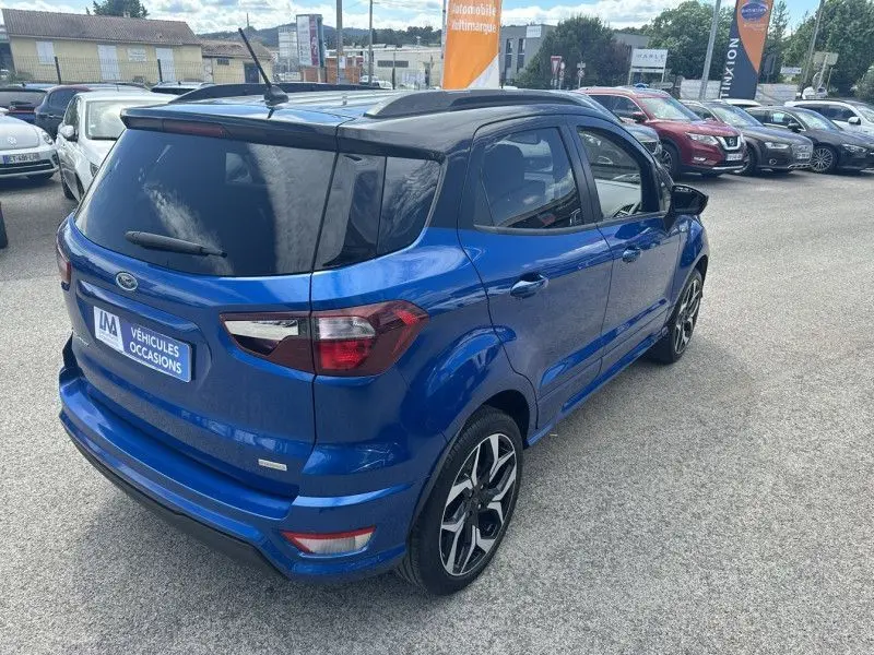 Ford EcoSport 2018 bleu métal en 3/4 arrière droit, toit noir et jantes alliage distinctives, stationné en extérieur.