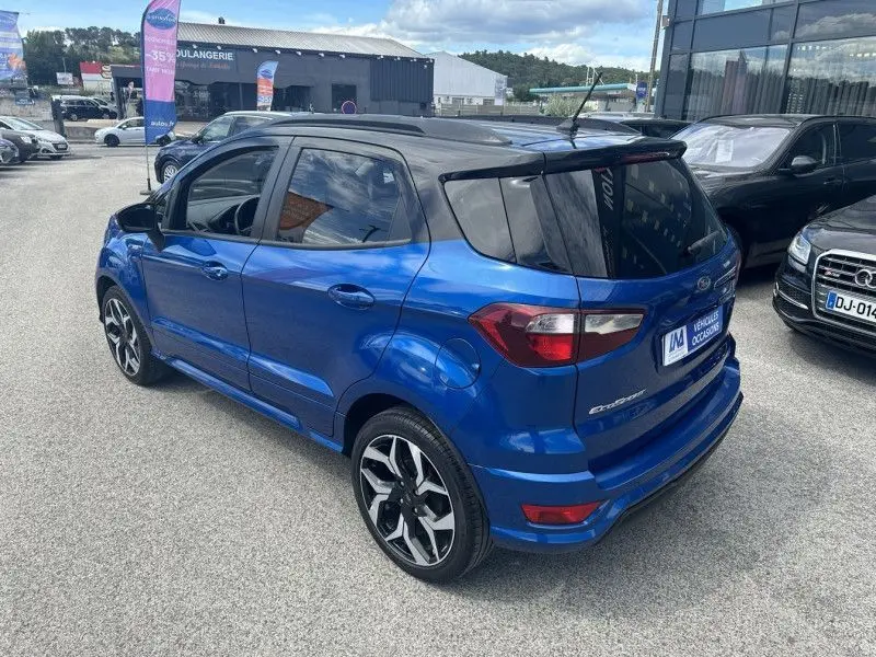 Vue 3/4 arrière droite d'un Ford EcoSport bleu métal 2018 avec toit noir et jantes alliage distinctives.