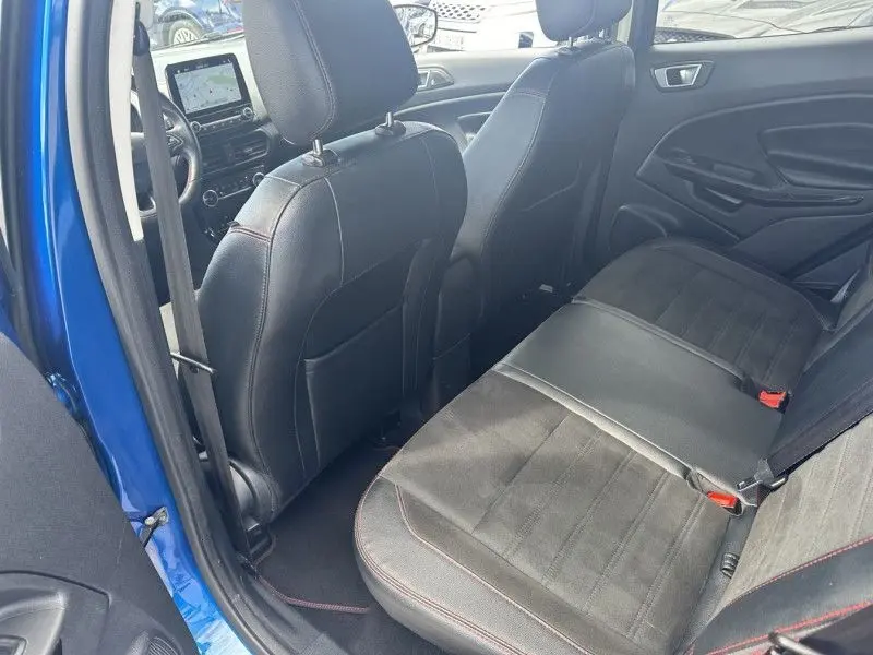 Vue intérieure arrière côté gauche du Ford Ecosport bleu métal 2018, sièges en cuir noir avec surpiqûres rouges.