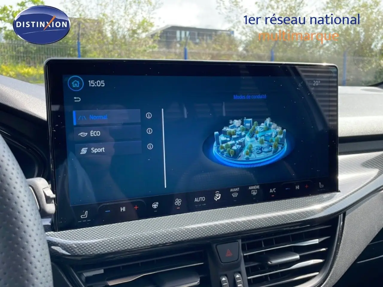 Écran tactile central affichant les modes de conduite dans l'habitacle d'une Ford Focus SW gris lunaire, vue de face.