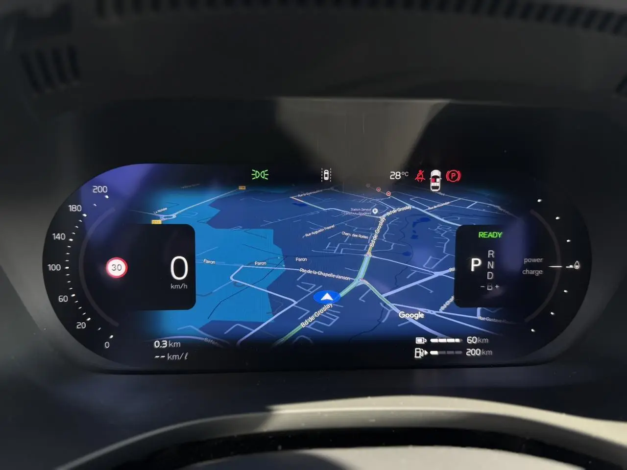 Combiné d'instruments digital 12,3 pouces du Volvo XC60 T6 AWD PHEV 350 Plus Style Chrome affichant navigation et indicateurs.