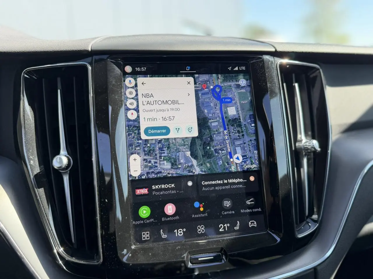 Écran tactile central du Volvo XC60 gris Dusk, vue rapprochée du système de navigation et commandes climatisation.