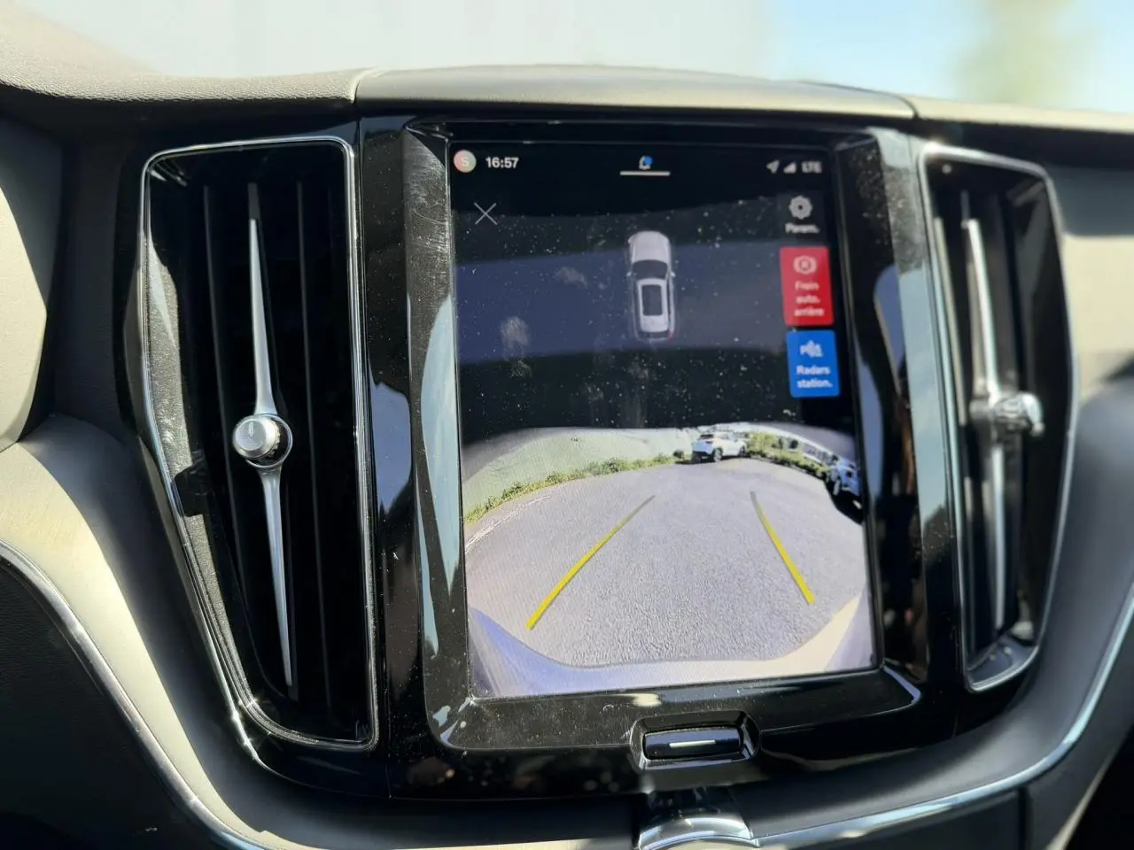 Vue rapprochée de l’écran tactile central affichant la caméra de recul dans l’habitacle du Volvo XC60 gris Dusk.