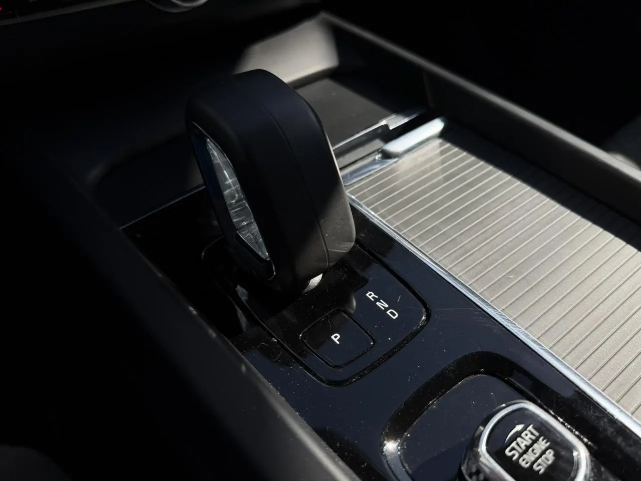 Gros plan sur le levier de vitesses automatique et bouton Start/Stop du Volvo XC60 T6 AWD PHEV 2024, finition Style Chrome.
