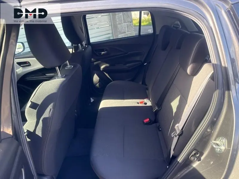 Vue intérieure côté droit de la banquette arrière noire d'une Suzuki Swift 1.2 Hybrid 2024 en Mineral Gray Metal.