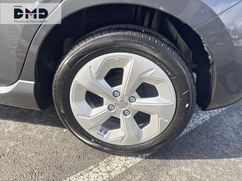 Gros plan sur la roue avant droite de la Suzuki Swift 1.2 Hybrid 83ch Privilège 2024 en Mineral Gray Metal.