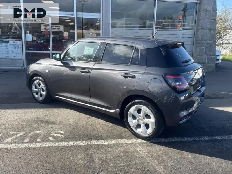 Suzuki Swift 1.2 Hybrid 83ch Privilège en Mineral Gray Metal vue 3/4 arrière droit, jantes alu et vitres surteintées.