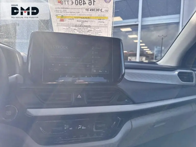 Vue intérieure du tableau de bord de la Suzuki Swift 1.2 Hybrid 83ch Privilège 2024 en Mineral Gray Metal, avec écran tactile central allumé.