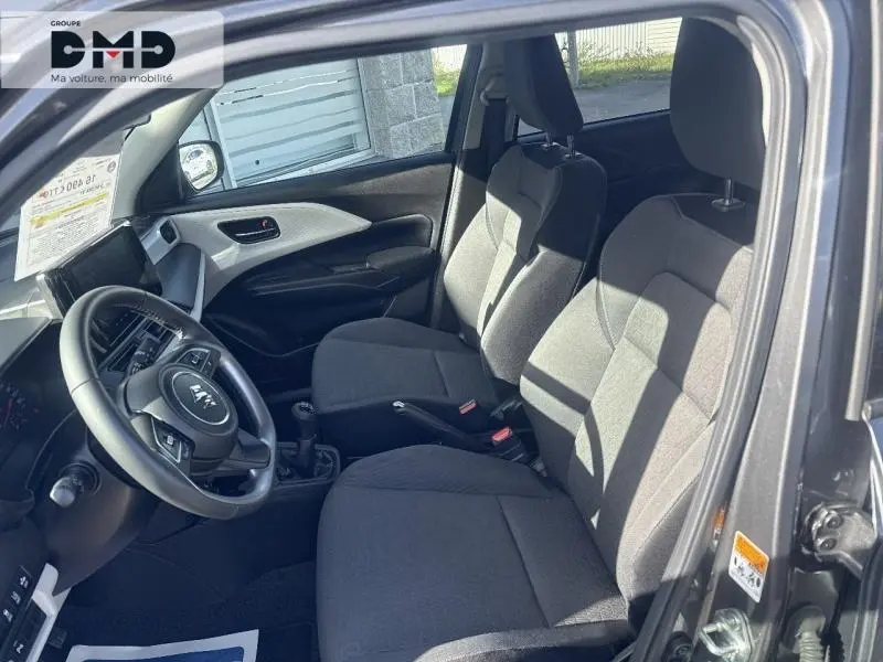 Intérieur avant de la Suzuki Swift 1.2 Hybrid 2024 en Mineral Gray Metal, sièges tissu gris et volant cuir multifonction.