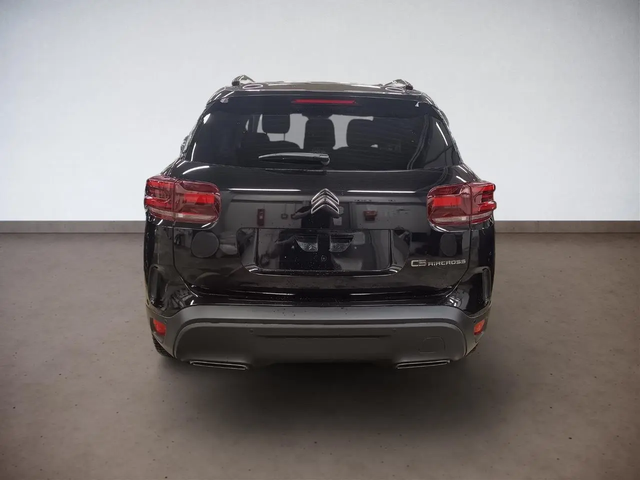 Vue arrière d'un Citroën C5 Aircross Hybrid noir Perla avec hayon électrique et feux arrière LED 3D.