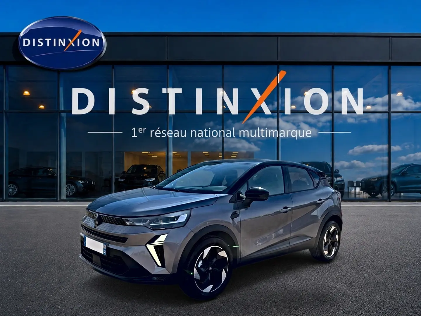 Renault Captur 2026 gris Cassiope toit noir en 3/4 avant droit, avec jantes alu et feux LED distinctifs.