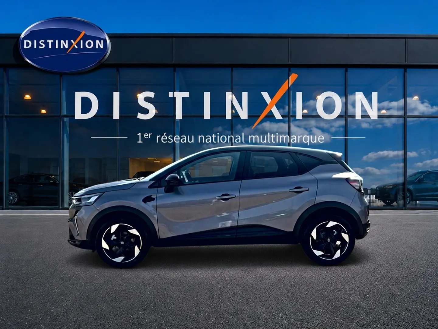 Profil droit d'un Renault Captur 2026 gris Cassiope avec toit noir, jantes alu et feux arrière LED visibles.