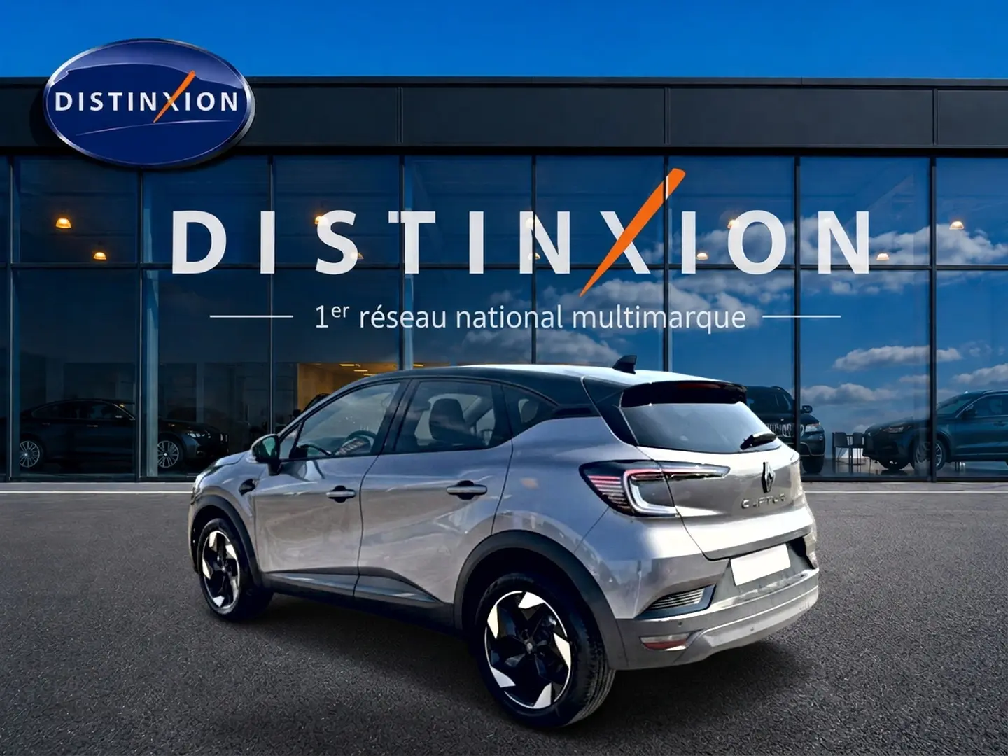Renault Captur 1.2 TCe 115 Techno gris cassiope avec toit noir, vue 3/4 arrière droit devant showroom Distinxion.