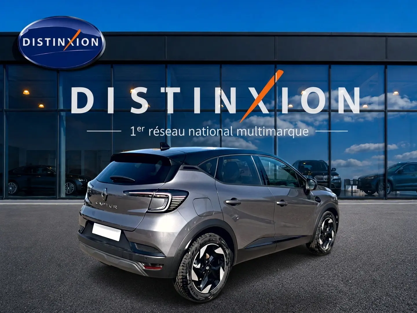 Renault Captur 1.2 TCe 115 Techno gris Cassiope toit noir, vue 3/4 arrière côté droit, jantes alu distinctives.