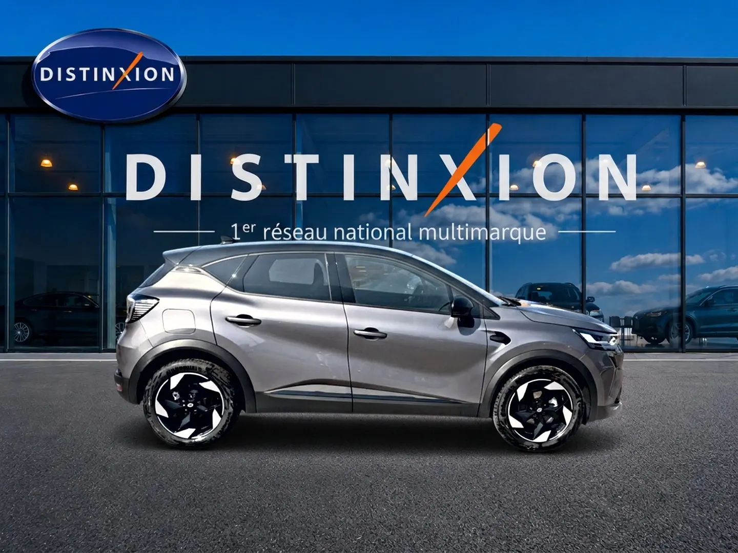 Profil droit du Renault Captur 1.2 TCe 115 Techno gris Cassiope avec toit noir, jantes alu noires et blanches.
