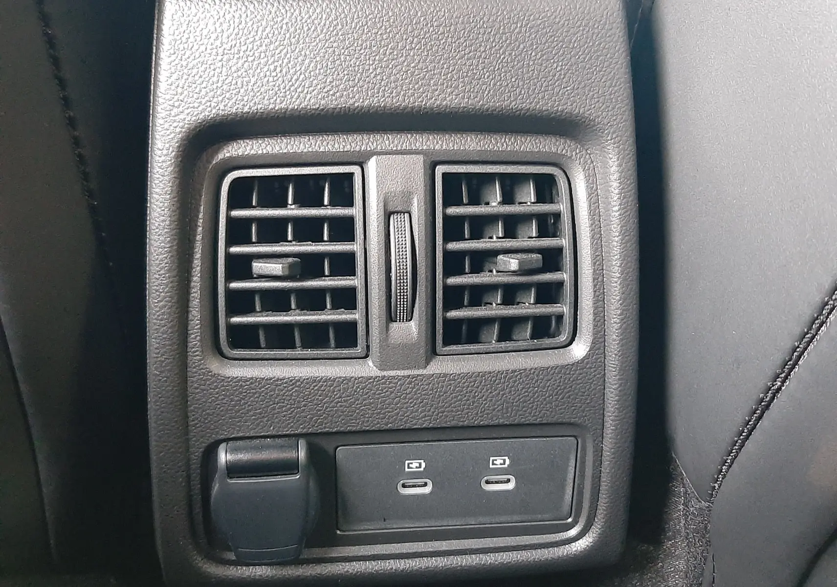 Prise USB et sortie d'air arrière en gros plan sur l'intérieur noir du Renault Captur 2024.