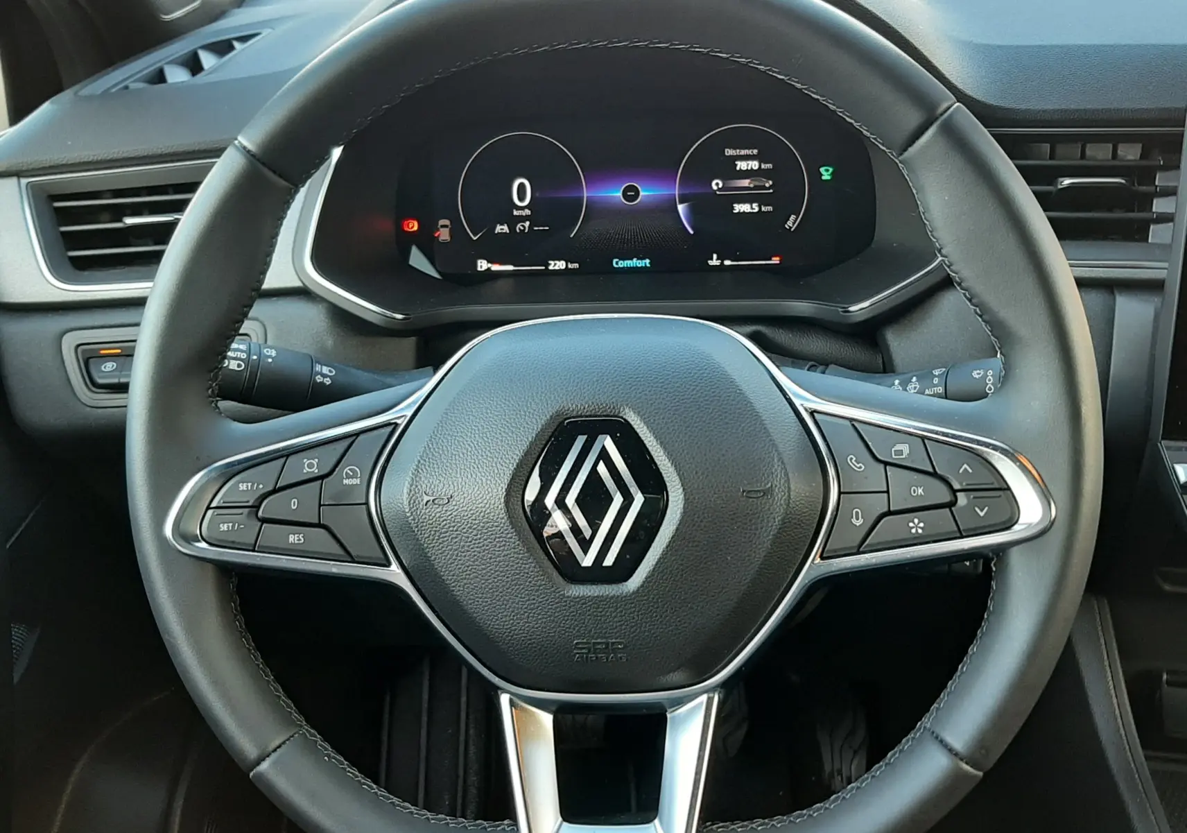 Volant cuir noir avec commandes intégrées et tableau de bord numérique du Renault Captur 2024 vue de face côté conducteur.