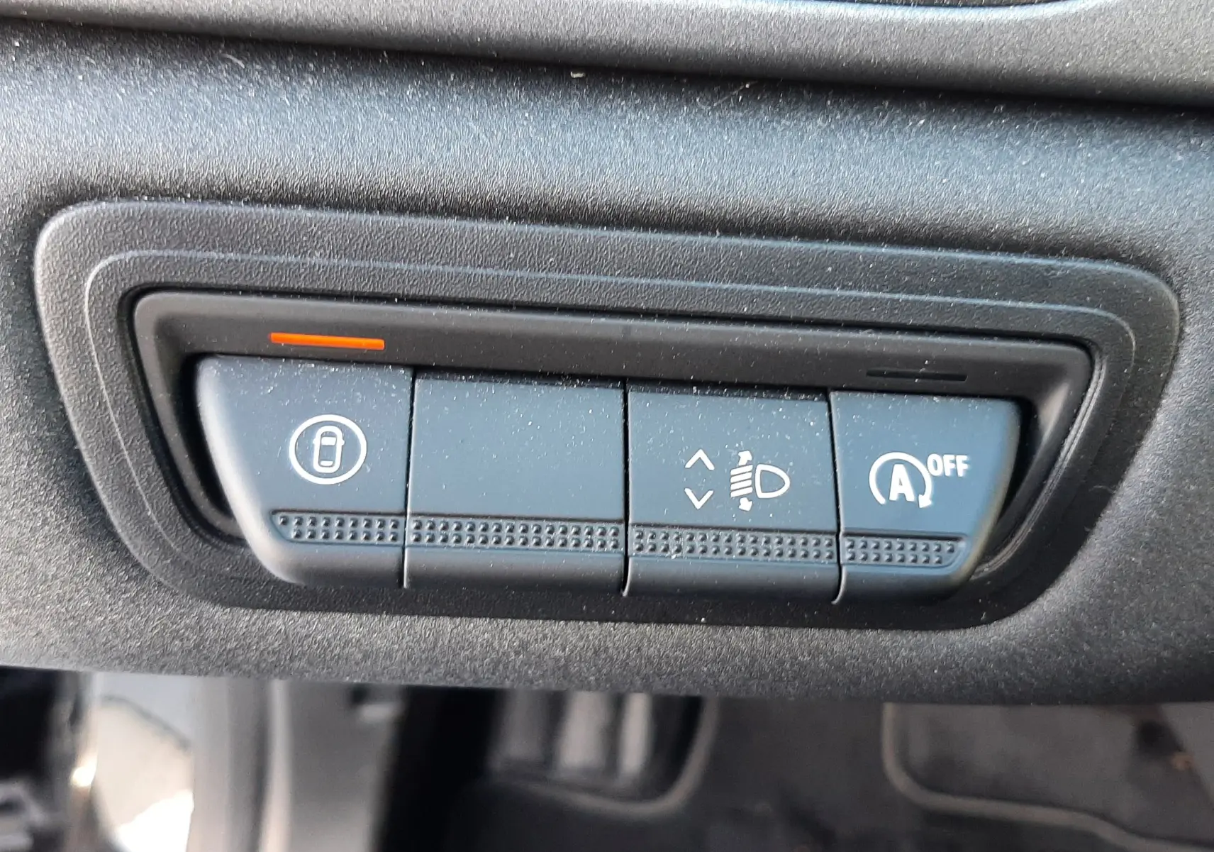 Gros plan sur les boutons de commande du tableau de bord du Renault Captur 2024, finition noire.