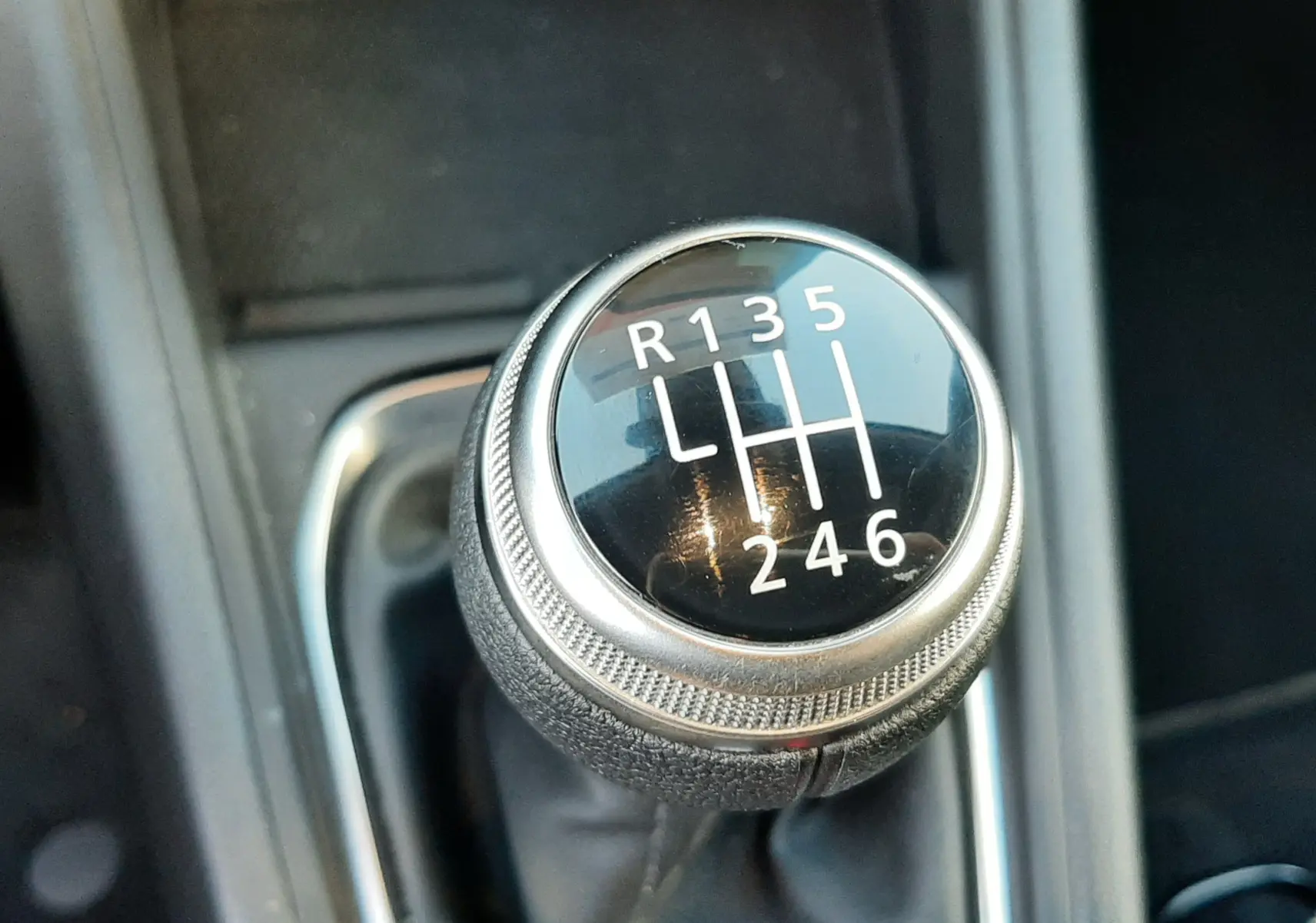 Gros plan sur le levier de vitesse manuel noir et chrome du Renault Captur 2024, montrant les six rapports et la marche arrière.