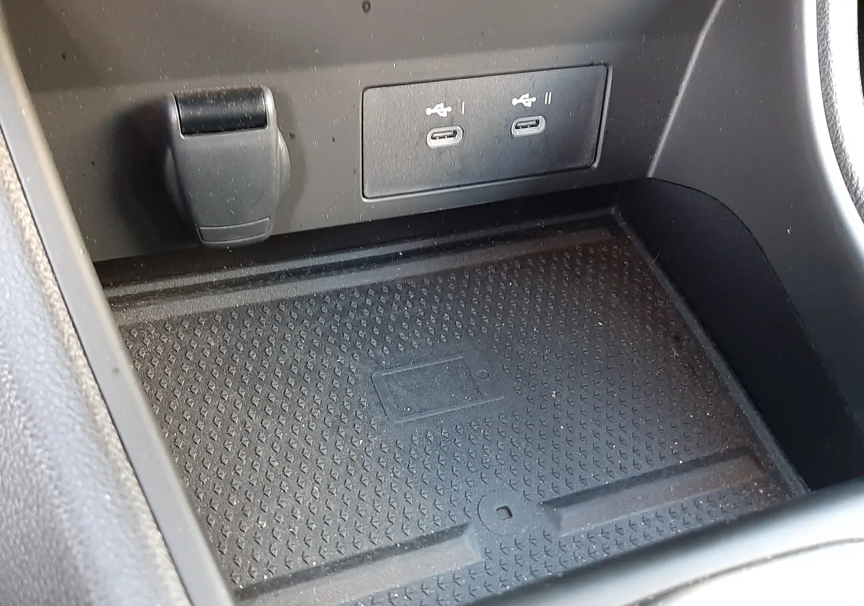 Gros plan sur la console centrale noire du Renault Captur 2024 avec deux ports USB-C et prise 12V intégrés.