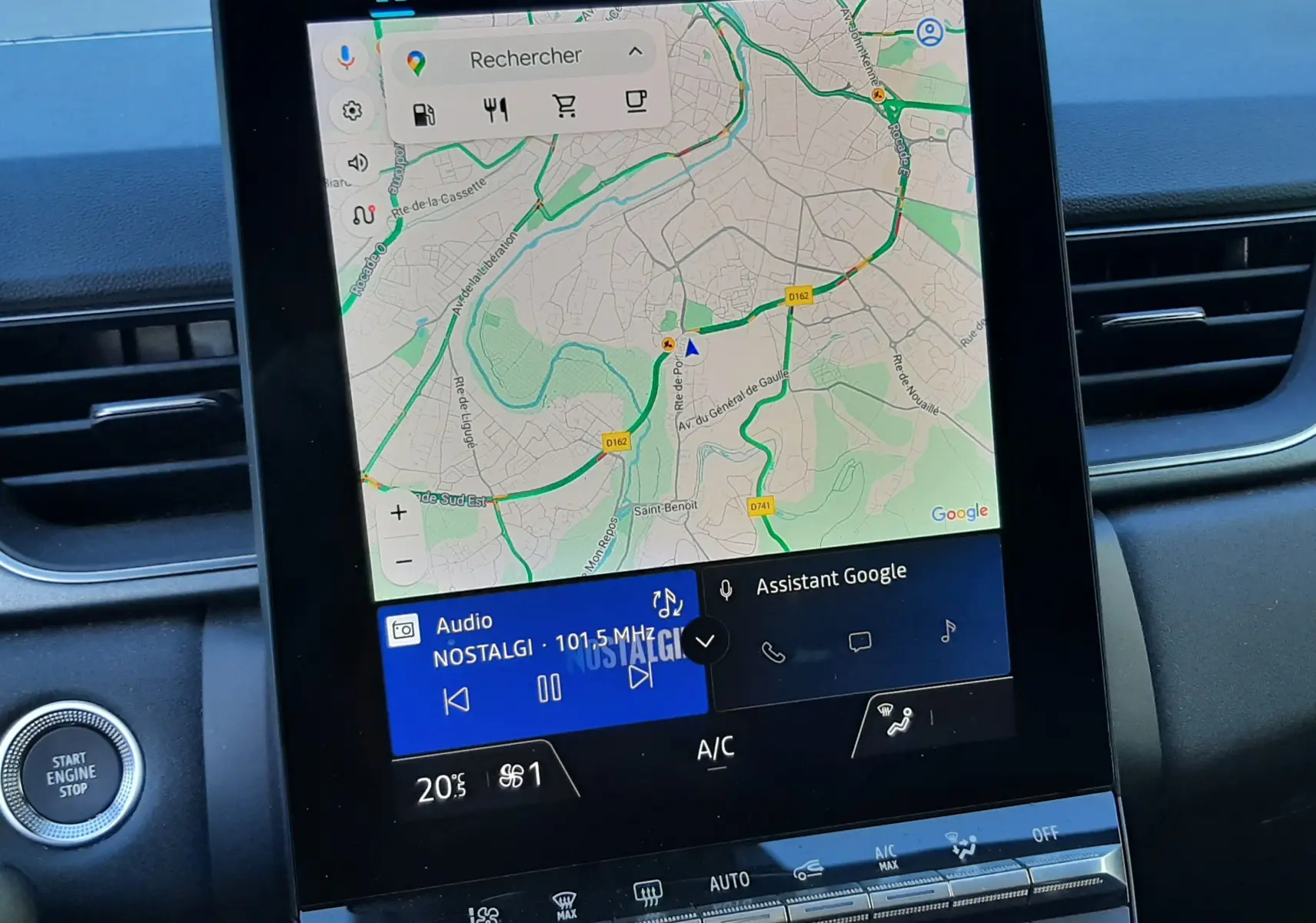 Écran tactile central du Renault Captur 2024 affichant la navigation Google Maps et les commandes audio sur tableau de bord noir.