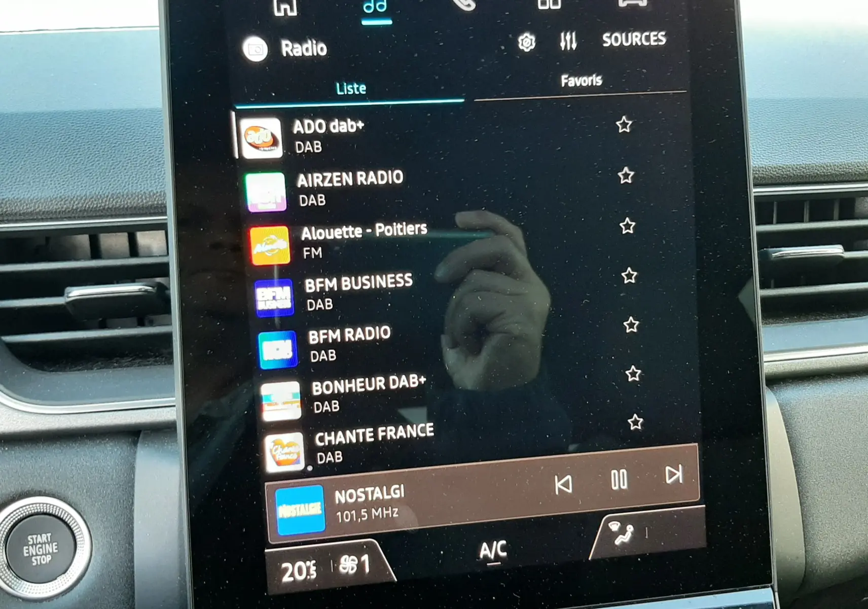 Écran tactile central affichant la radio DAB dans l'habitacle du Renault Captur 2024 noir métal avec toit gris.