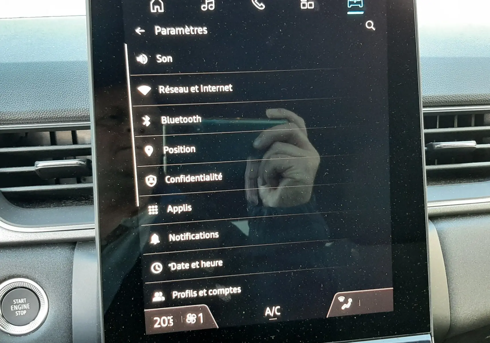Écran tactile central affichant les paramètres du système multimédia dans un Renault Captur noir métal avec toit gris.