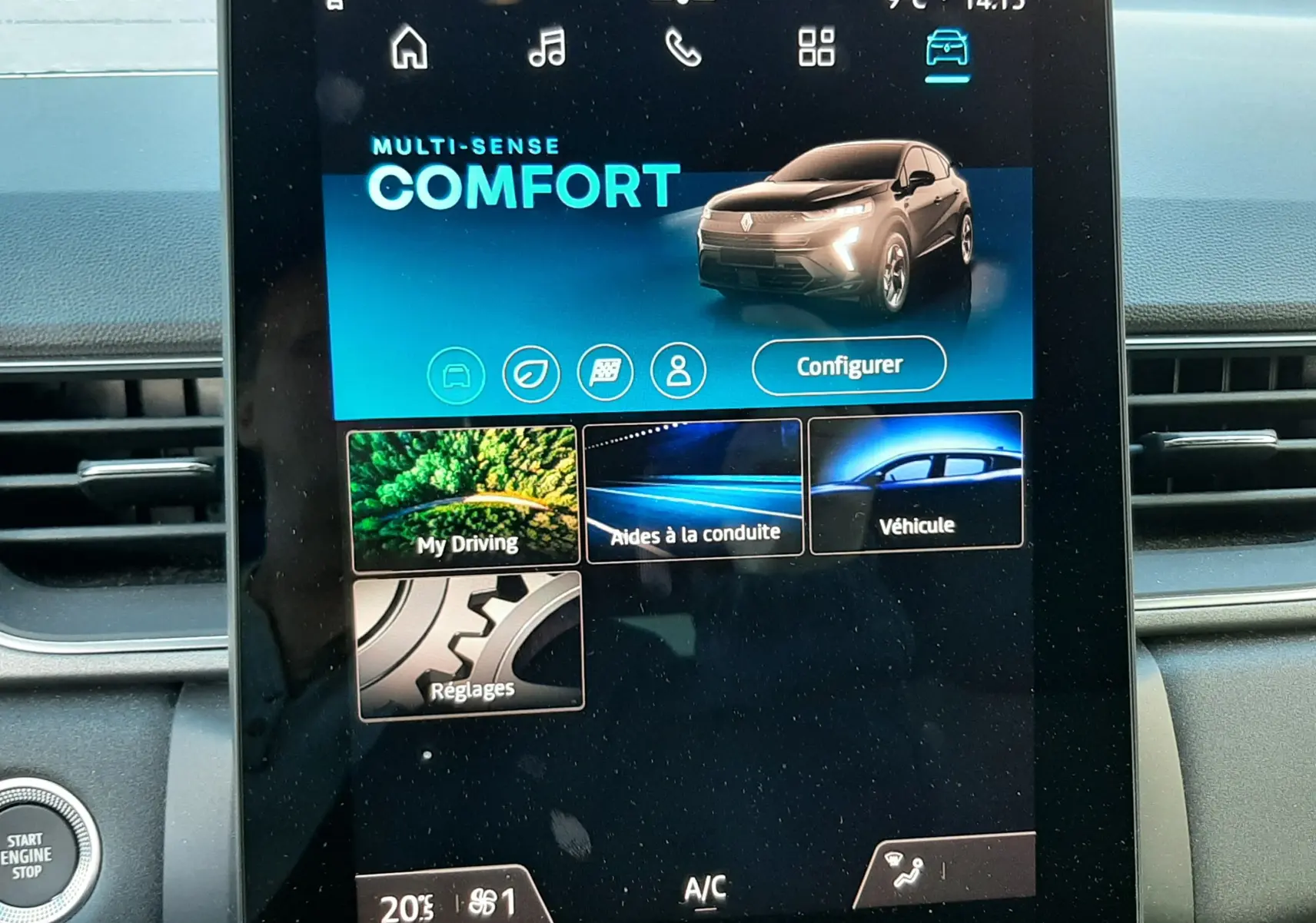 Écran tactile central du tableau de bord du Renault Captur 2024 affichant le mode Confort et les options de conduite.