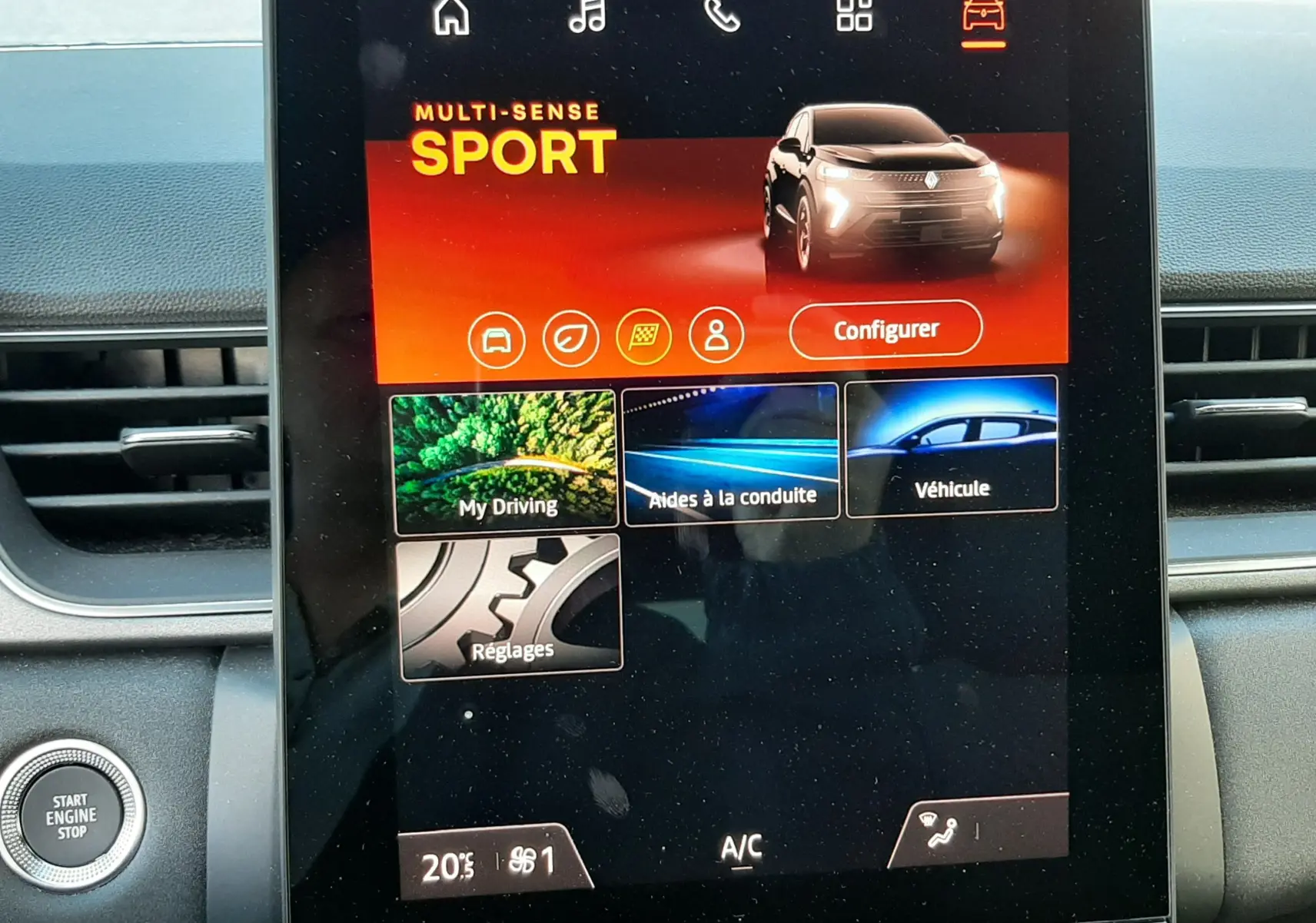 Écran tactile central du Renault Captur 2024 affichant le mode Multi-Sense Sport dans un intérieur noir.
