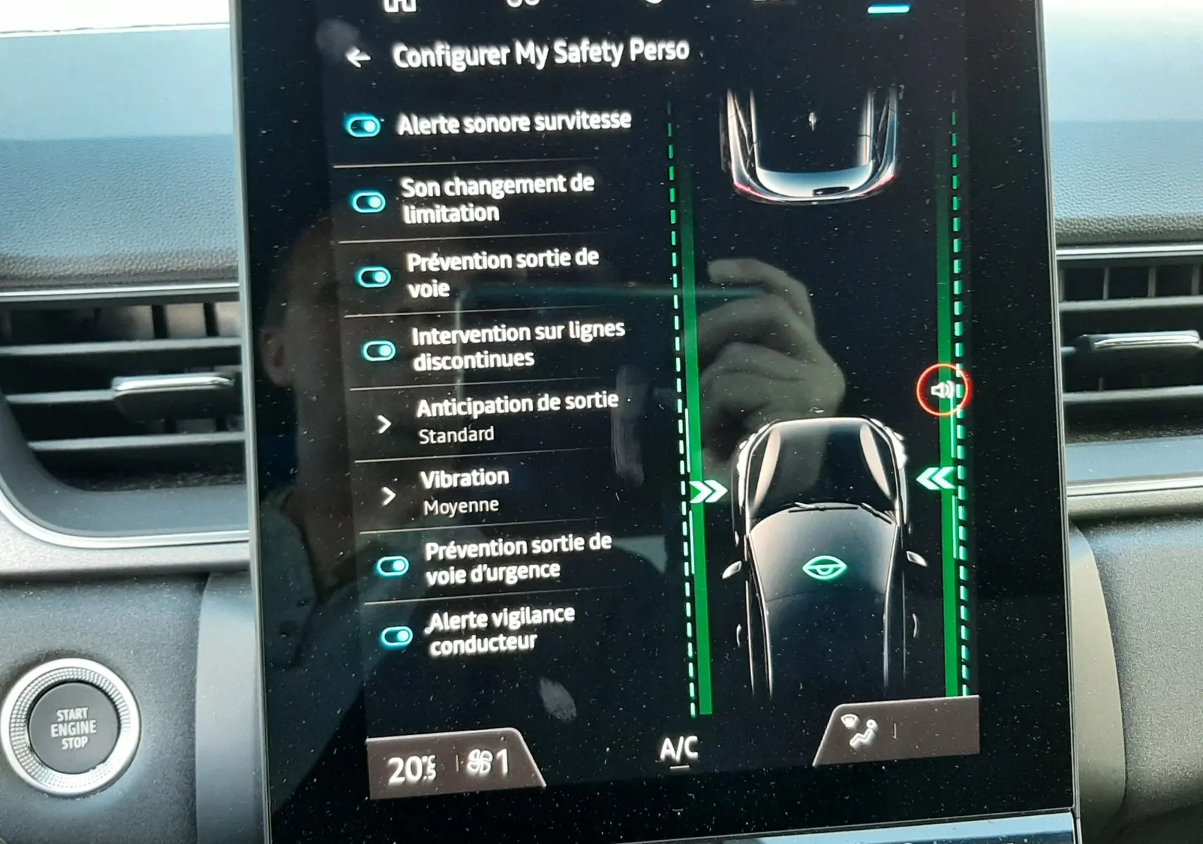 Écran tactile central du Renault Captur 2024 affichant les réglages d'aide à la conduite dans un intérieur noir.