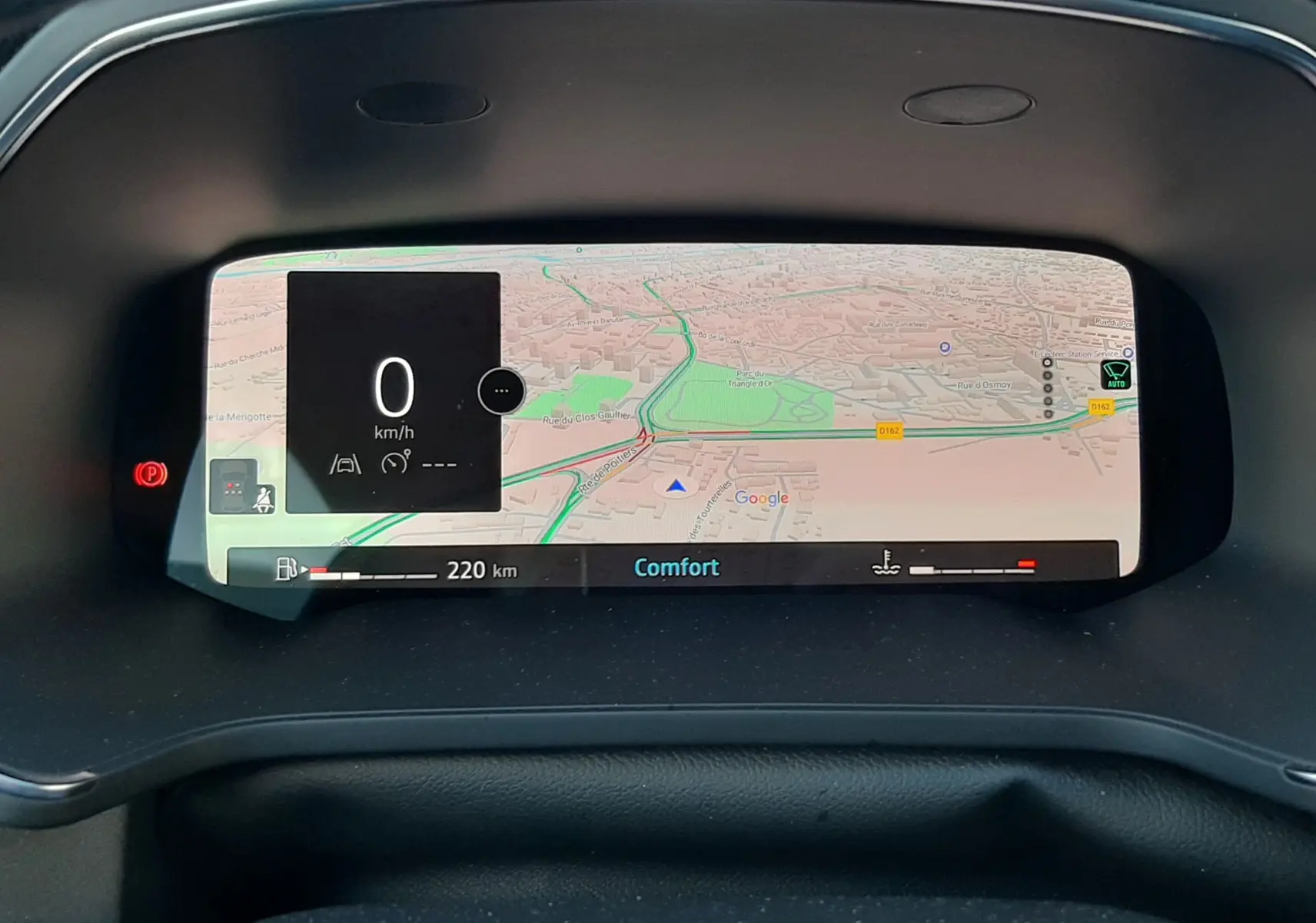 Affichage numérique du tableau de bord du Renault Captur 2024 montrant la navigation GPS et la vitesse à 0 km/h.