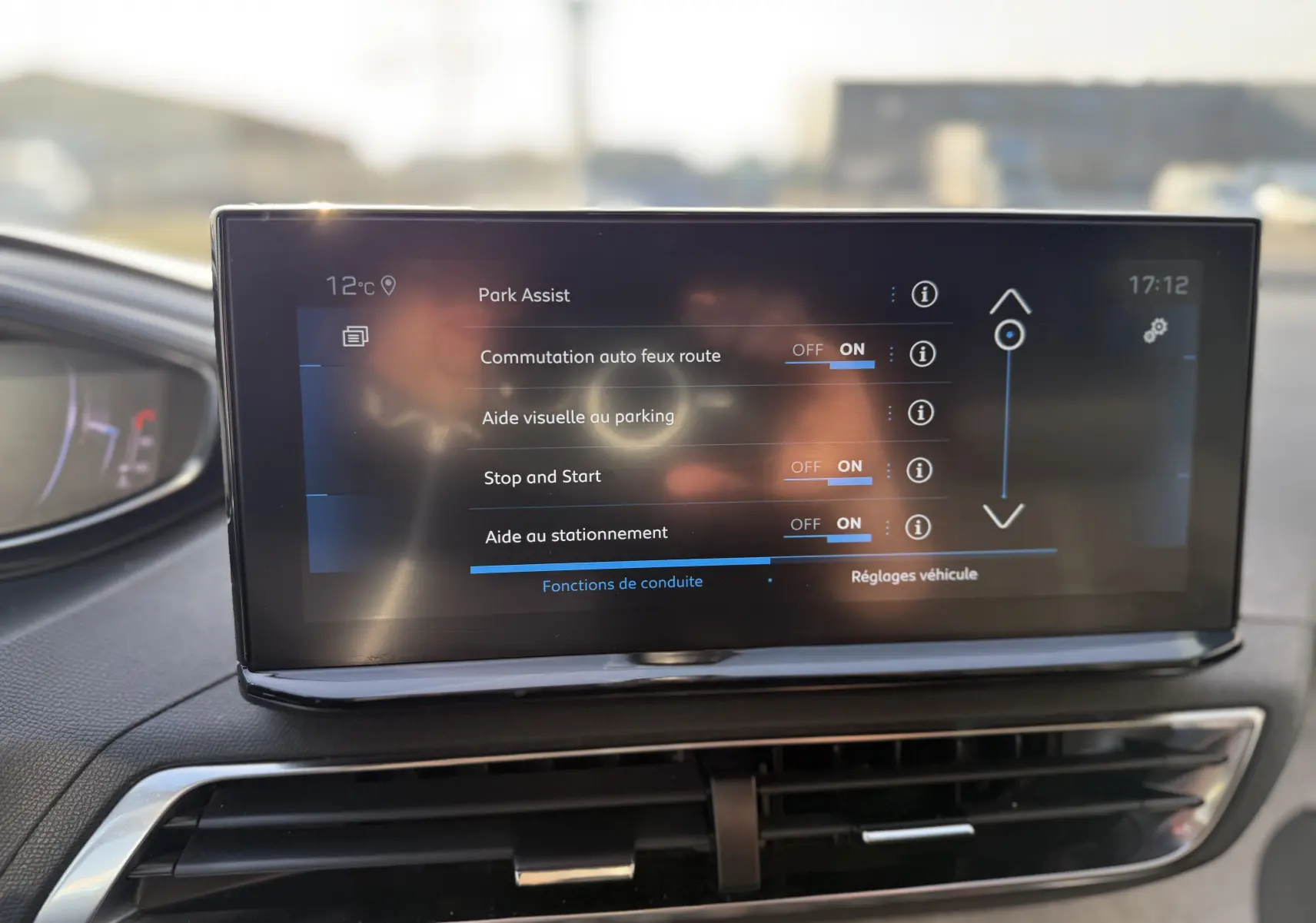 Écran tactile central du Peugeot 3008 2022 affichant les options d'aide à la conduite, avec tableau de bord partiel visible.