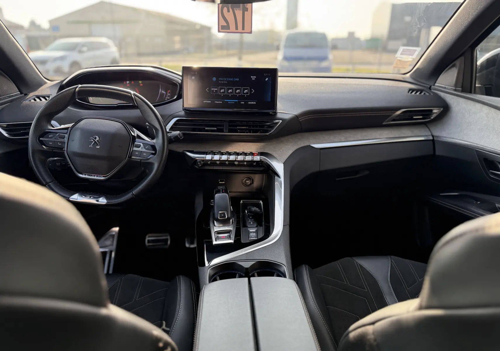 Vue intérieure avant du Peugeot 3008 gris 2022, avec tableau de bord numérique et écran tactile central.