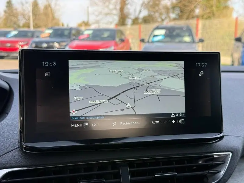 Affichage en gros plan de l'écran tactile central du Peugeot 3008 2024, montrant la navigation GPS.