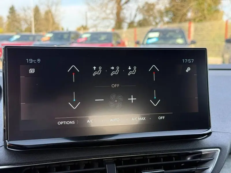 Écran tactile du système de climatisation du Peugeot 3008 2024, affichant les réglages de ventilation et température.