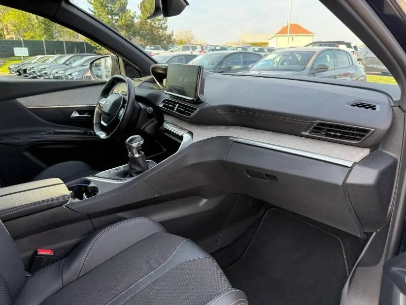 Vue intérieure côté conducteur du Peugeot 3008 2024, avec tableau de bord moderne et levier de vitesse manuel.