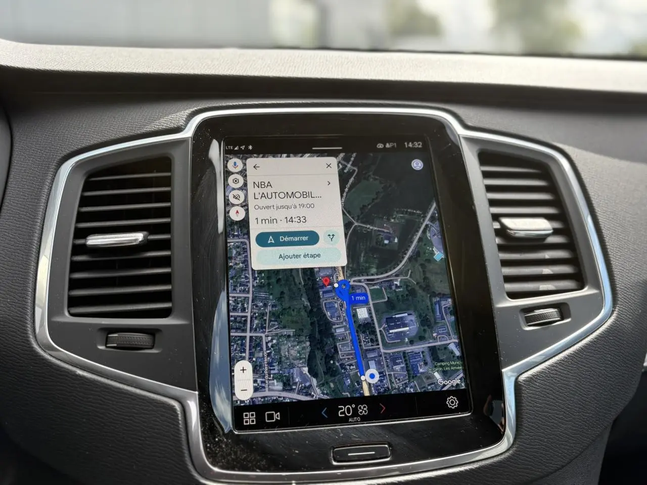 Écran tactile central du tableau de bord du Volvo XC90 2024 affichant la navigation GPS en vue rapprochée.
