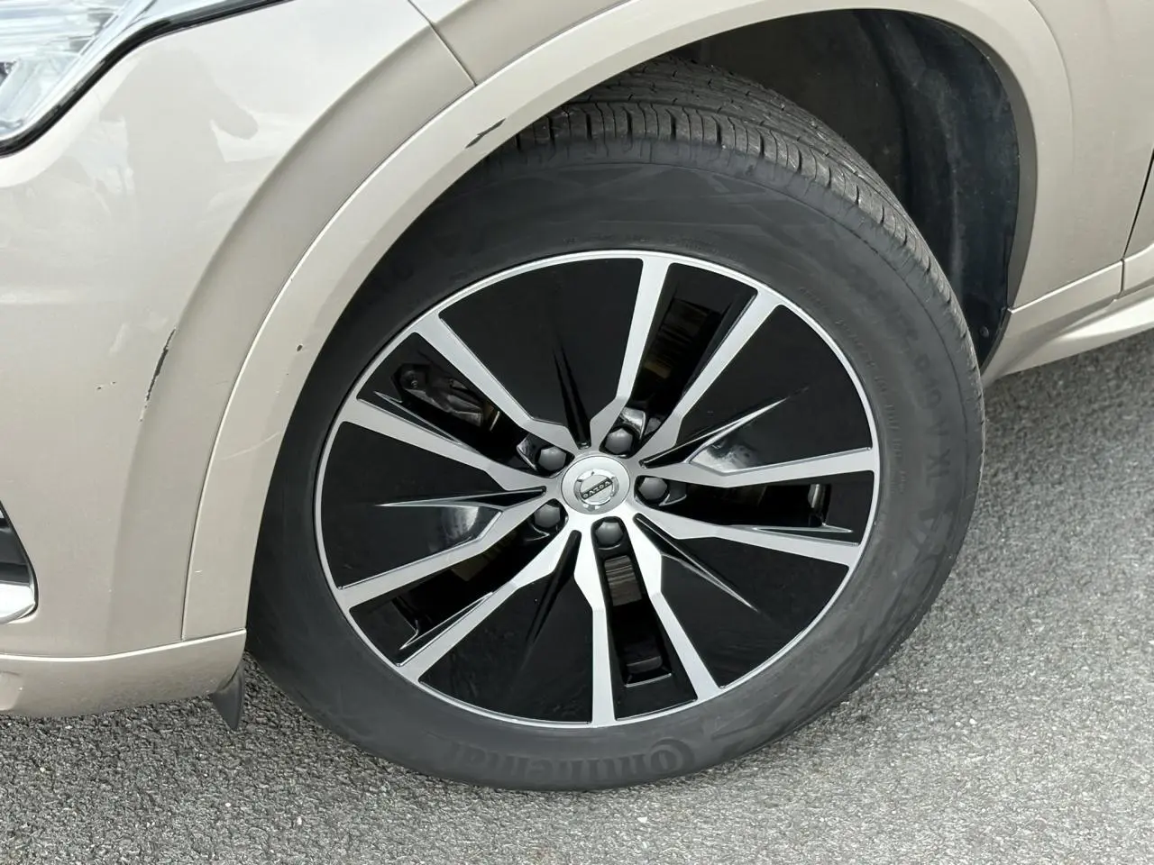 Gros plan sur la jante alliage 19 pouces noir et diamant du Volvo XC90 T8 gris Dusk, côté avant droit.